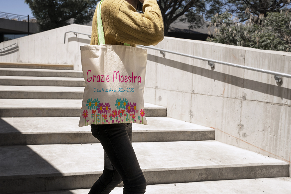 GFD - Borsa shopper regalo personalizzato per la maestra della scuola elementare, con bellissimo design colorato, nome della maestra, classe, anno scolastico e nomi di tutti i bambini.