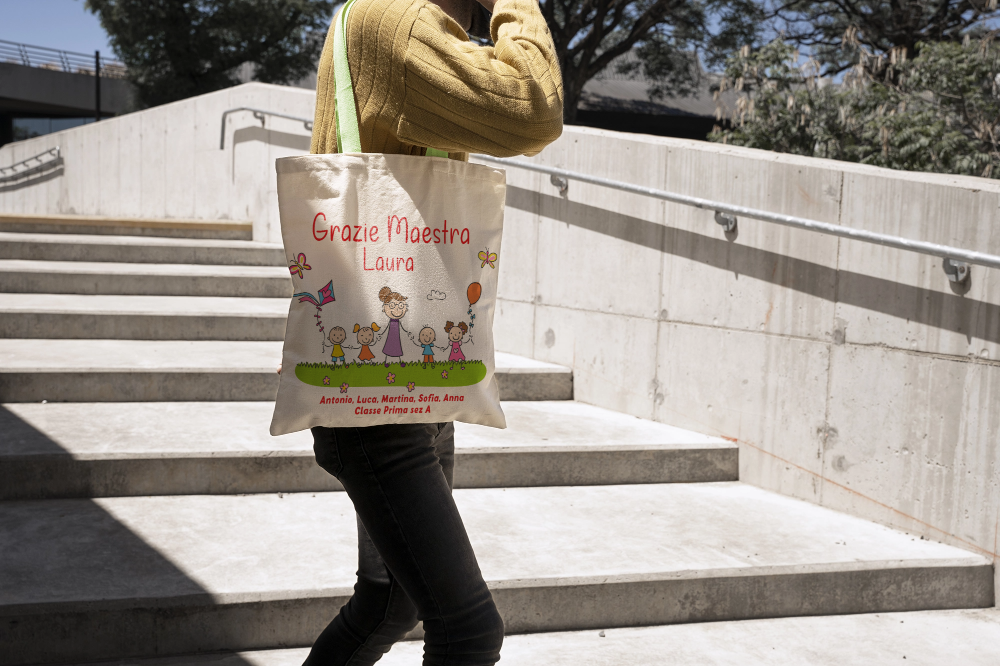 GFD - Borsa shopper regalo personalizzato per la maestra della scuola elementare, con bellissimo design colorato, nome della maestra, classe, anno scolastico e nomi di tutti i bambini.