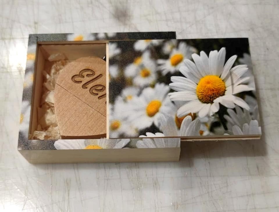 GFD - PenDrive in legno USB 3.0-16 GB - Personalizzabile con il tuo logo o testo - Con chiusura a calamita - Forma di cuore - Include cofanetto - Made in Italy