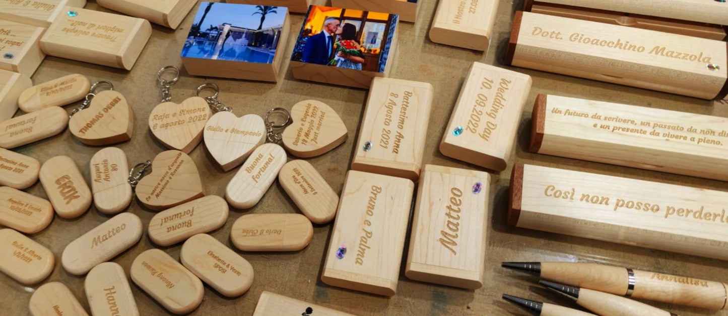 GFD - PenDrive in legno USB 3.0-16 GB - Personalizzabile con il tuo logo o testo - Con chiusura a calamita - Forma di cuore - Include cofanetto - Made in Italy